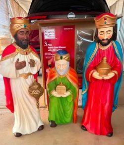 New three wise men / Nuevos Reyes Magos.