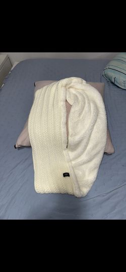 UGG Australia  Knit Infinity Scarf One Size , Cream Color, Good Conditions