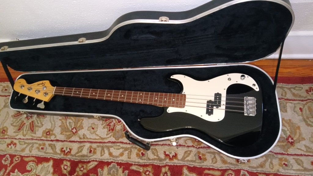 SQUIER P BASS AND HARD CASE 