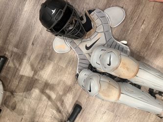 NIKE CATCHERS GEAR