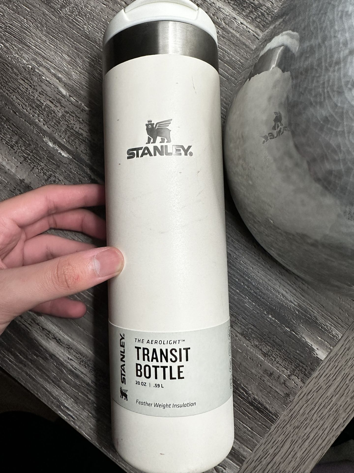 Stanley 20oz Stainless Steel AeroLight Transit Bottle Cream Glimmer for  Sale in Earlimart, CA - OfferUp