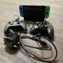 Nintendo Switch + 2 Controllers