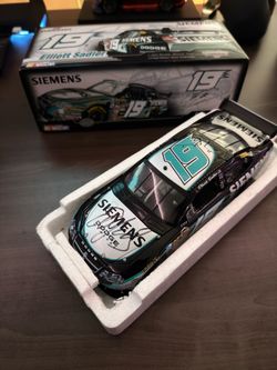 Elliott Sadler 1/24 diecast 2007 #19 Avenger Cot Autographed