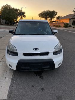 WHITE KIA SOUL 2010