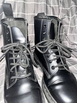 Size 9 (women) 1460 Women’s Smooth Leather Lace Up Boots / Dr. Martens