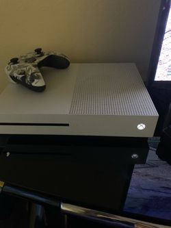 xbox  one s 1TB storage LF BIKES (read dsc COMES WITH CORDS AND GAMESIR CONTROLLER)