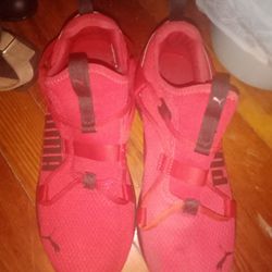 Pumas Size 7 Womens Red And Black