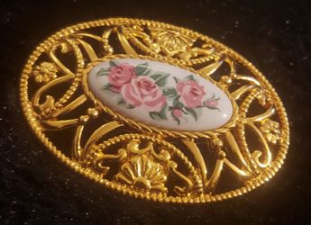 VINTAGE AVON BROOCH