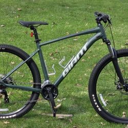 GIANT TALON - ALL TERRAIN BIKE - 29ER LARGE FRAME - DISC BRAKES 