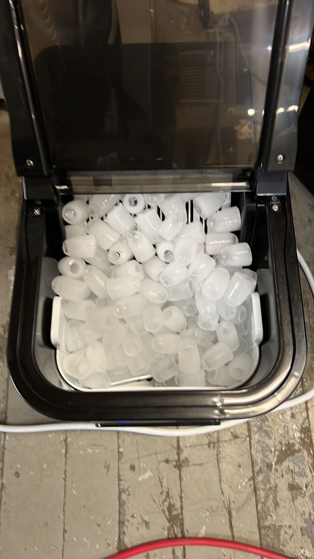 ICe Maker Makes Large Ice Cubes