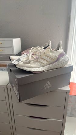Women’s Adidas Ultraboost 22 (Size 8- Fits 8.5/9)