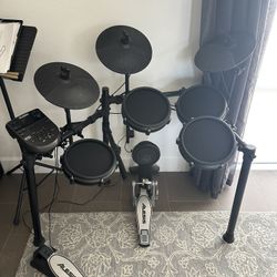 Alesis Nitro Mesh Kit - Electronic Drum Set with Quiet Mesh Pads, USB MIDI, Kick Pedal and Rubber Kick Drum, 40 Kits, 385 Sounds