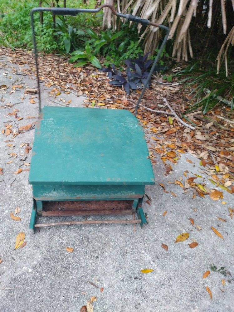 Pet Stand, Cocktail