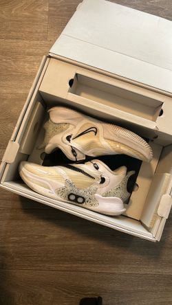 Basketball shoes