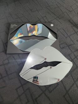 2 kiss lips Mirrored wall decor