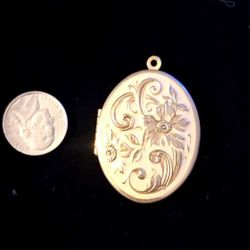 $8  Obo Beautiful Vintage Locket "D" Perfect 4 Mother's Day 