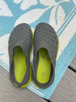 Women’s crocs size 5/6