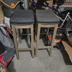 2 Bar stools