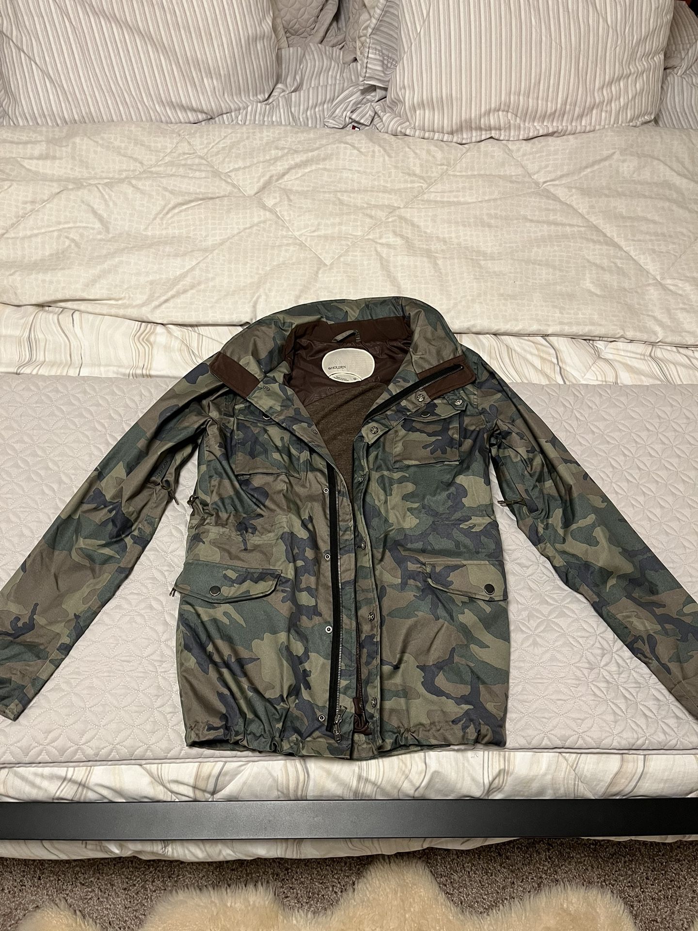 HOLDEN CAMO WATERPROOF COAT in Excellent Condition Size Small