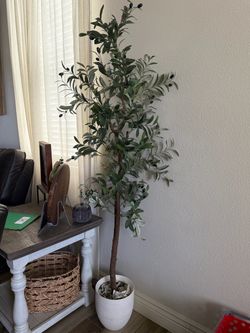 Artificial olive tree