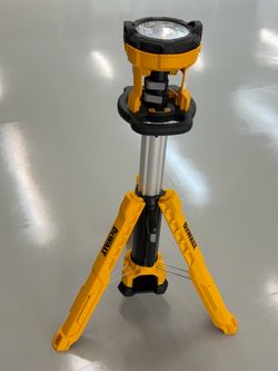NEW! DeWalt DCL079B 20V 4000-Lumen Adjustable LED Tripod Light