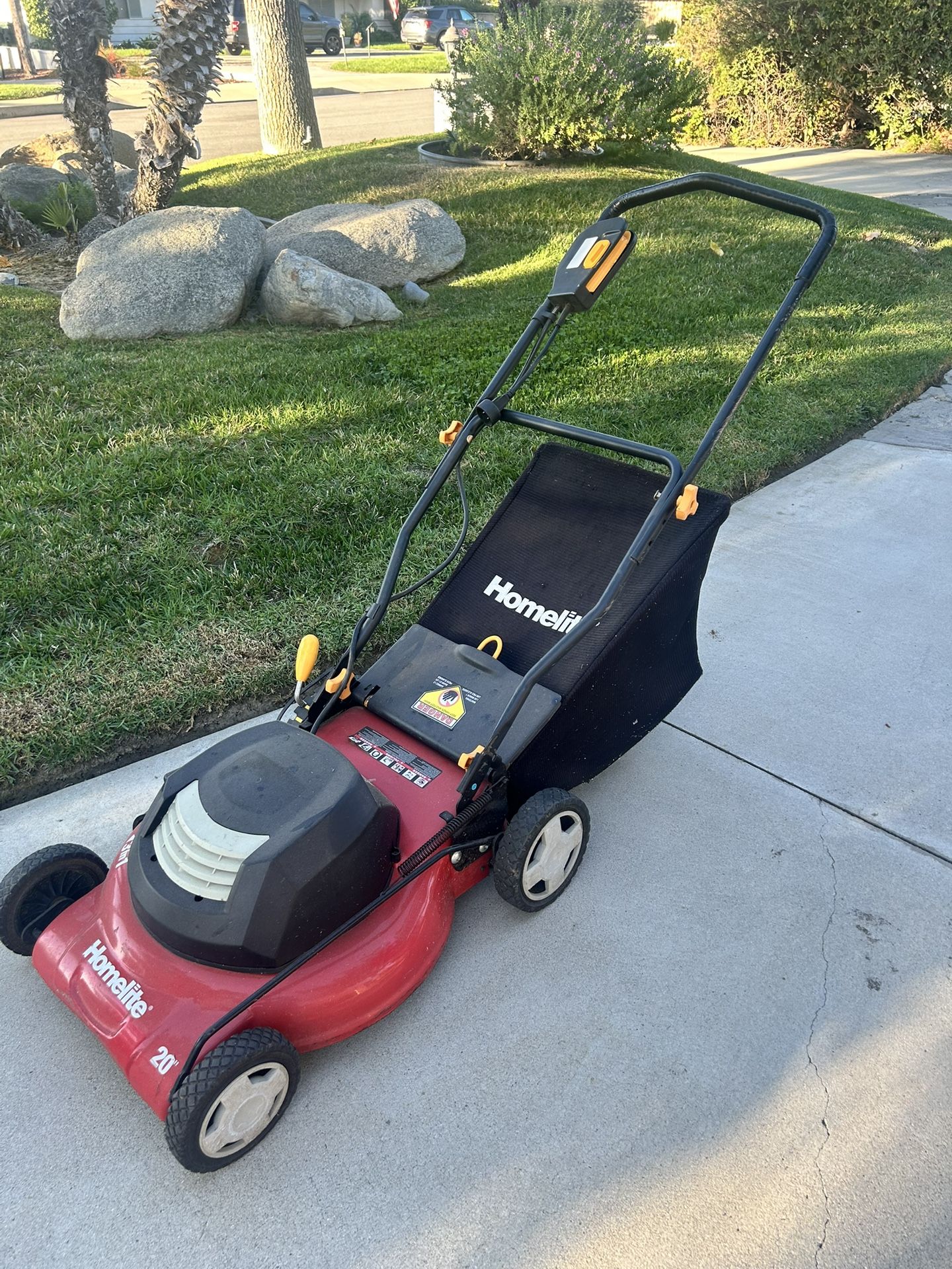 Electric Lawn Mower Runs Perfect