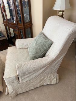 2-in-1 Traditional Club Chair & Ottoman - Golden Wheat / White Damask