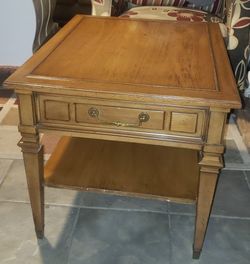Hekman Furniture Mid-century endtable with drawer & shelf. 22w x 28d x 21h