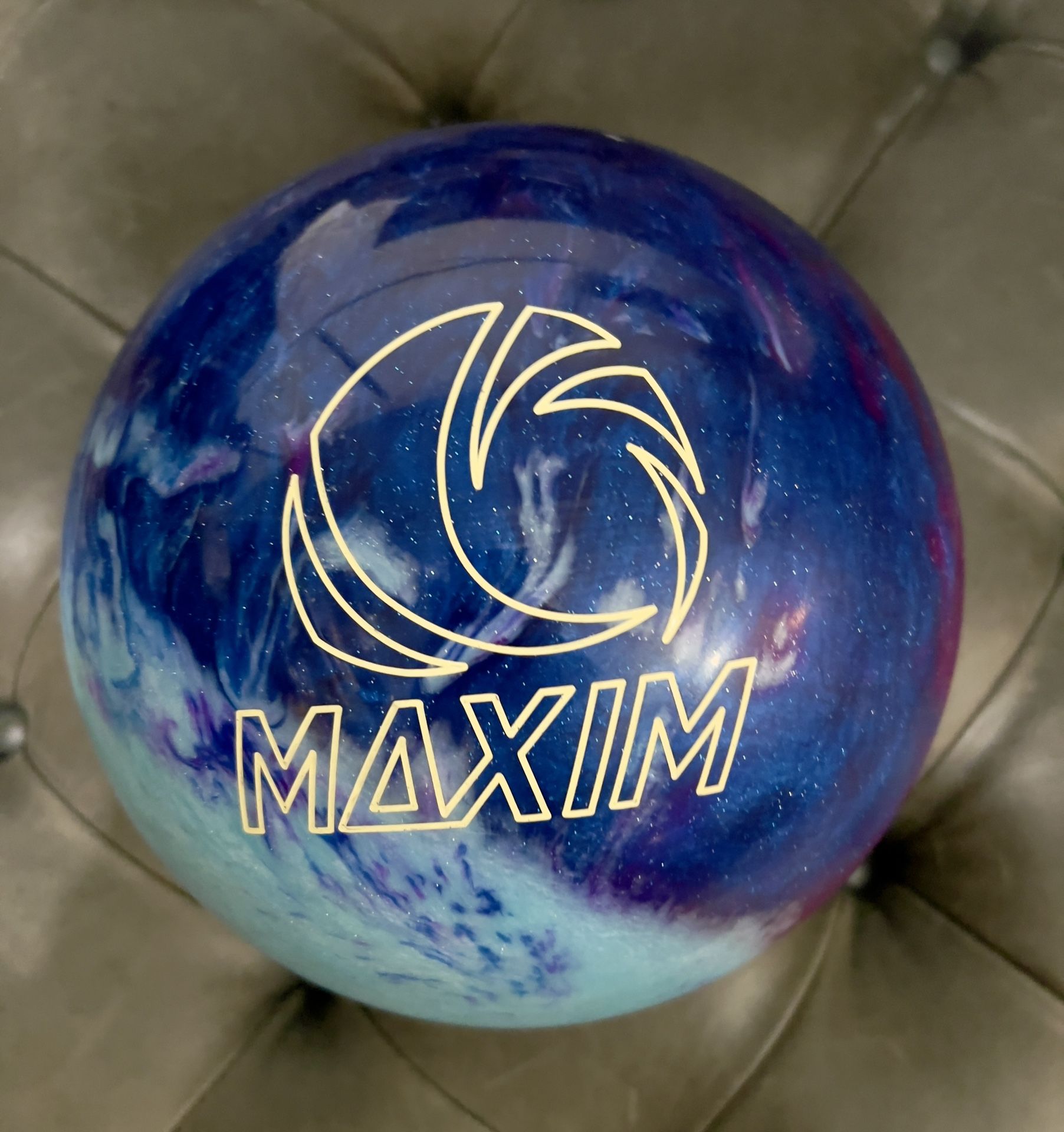 Bowling Ball / Ebonite Maxim - Peek-A-Boo-Berry