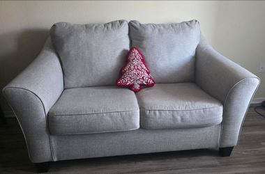 Excellent Condition Love Seat – Clean & Comfortable
