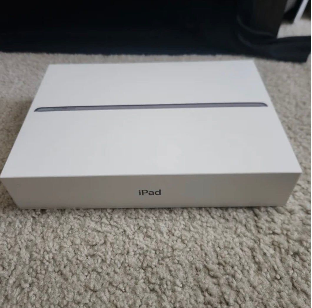 Apple iPad 10.2-inch 9th Gen. 64 GB, Wi-Fi, Silver (LIKE NEW)