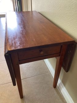 Gate leg table