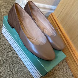 Women’s Flats Size 7M