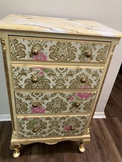 4 drawers dresser w/gold leaf legs.