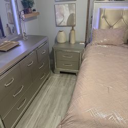 Platinum Full Platform Bed in Golden Champagne with Nightstand & dresser