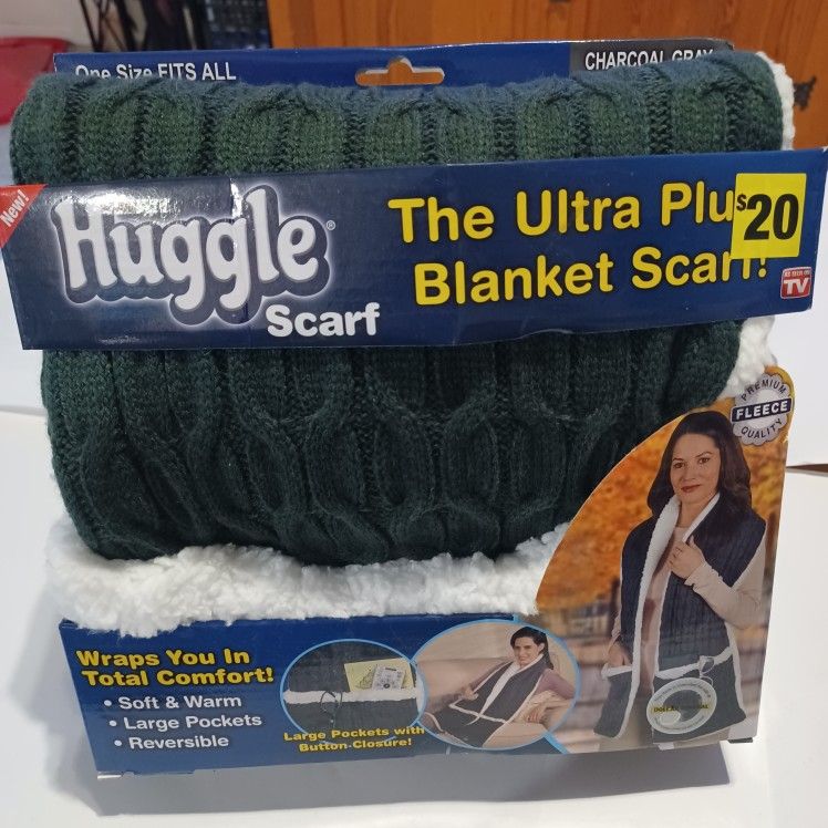 New Huggle Scarf with fleece lining. As Seen on Tv
New in box
$10
