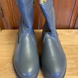 Women’s new rain boots size 7, gray in color
