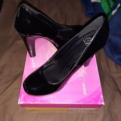 Ladies Shoes Size 7.5
