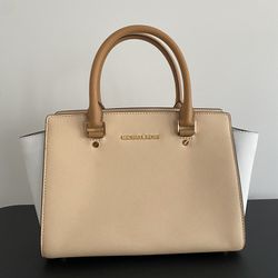 Michael Kors Nude, White and Peanut Selma Medium Satchel for Sale in Sully  Station, VA - OfferUp