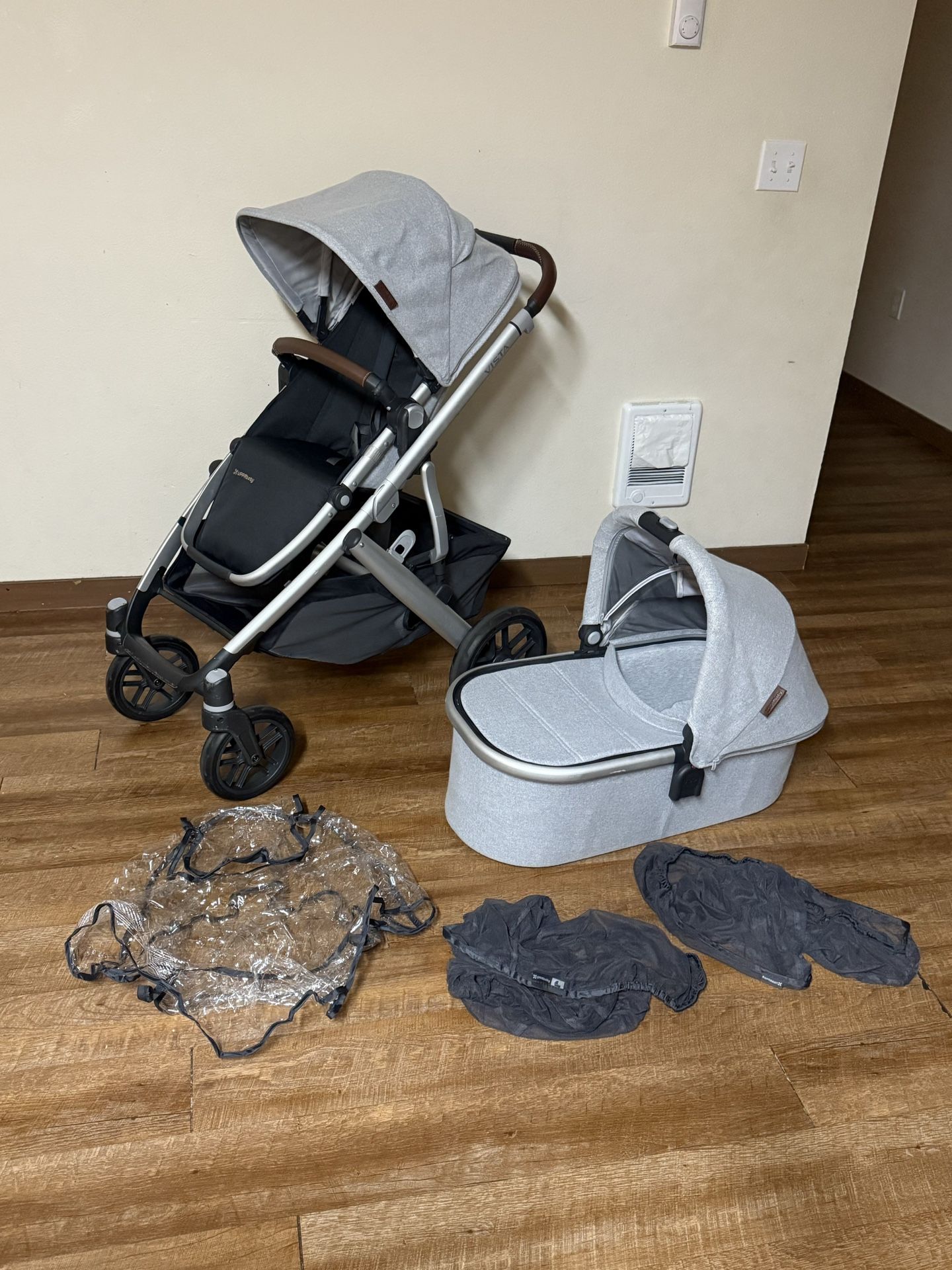 Uppababy Vista V2 Strollser and bassinet 