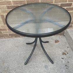 Like New Glass Bistro Patio Deck Table 27" W x 28" H pequeña mesa de bistró. Excellent Condition