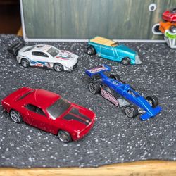 “Rare Hot Wheels set (4 cars) – hard to find!”