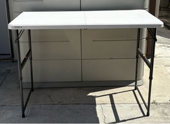 PLASTIC TABLE