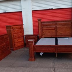 King Size Bedroom Set With Boxspring Good Condition 