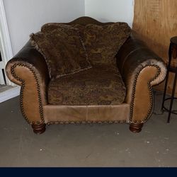 wide chair needs a good cleaning been in storage if you see it pay for it and like it we can deliver in bakersfield only 