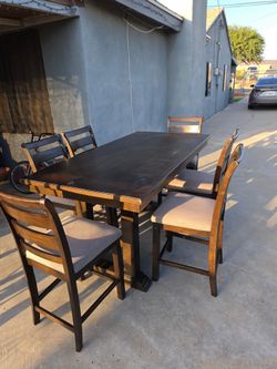 Table with 6 chairs