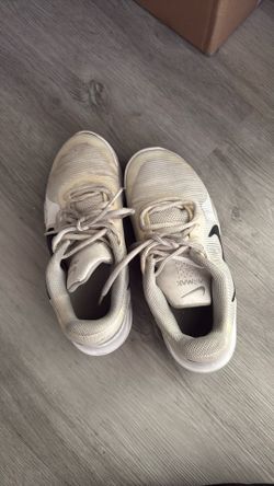 Volleyball shoes