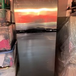 Avanti  FF99D3S 9.9 cu. ft. Top-Freezer Refrigerator with Adjustable Glass Shelves, Gallon Door Storage, Clear Crispers, Interior Light, Electronic Co