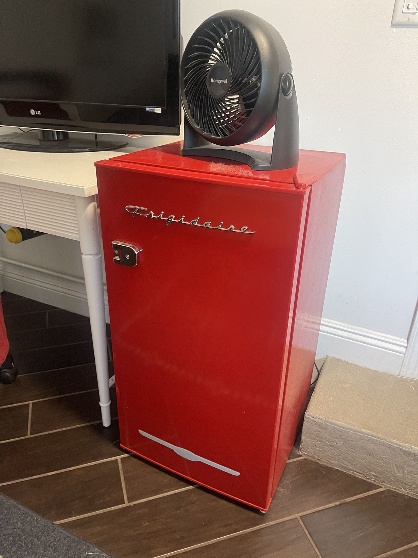 Dope AF Frigidaire Retro Mini Fridge for Sale in Las Vegas, NV OfferUp