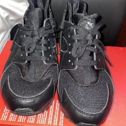 Black Huarache Sneaker Kids Sz 7y